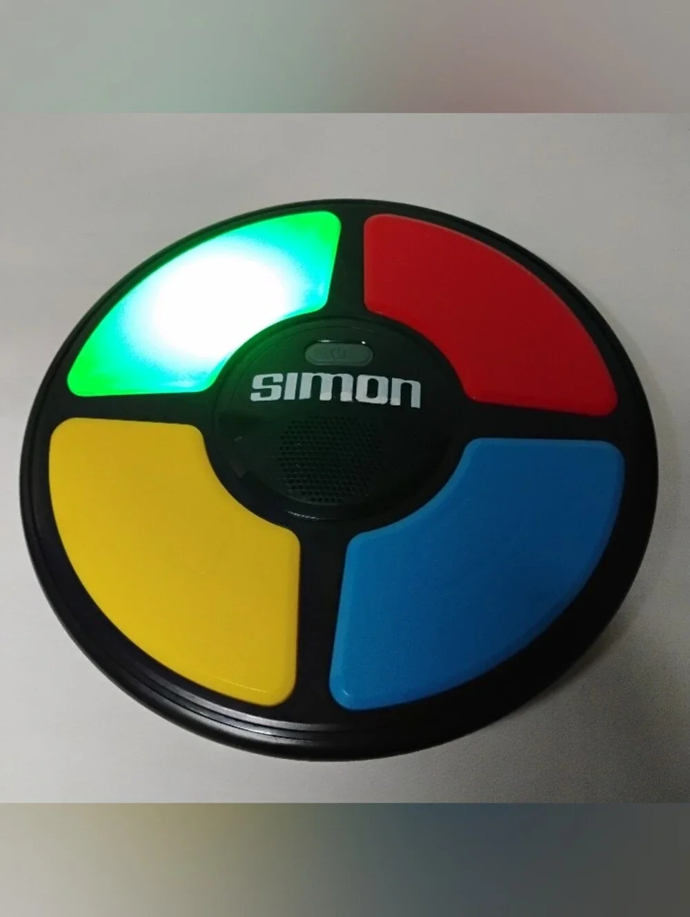 Simon Says Hasbro 2015 Classic Memory Game Toy Fun Travel Handheld Sound & Color